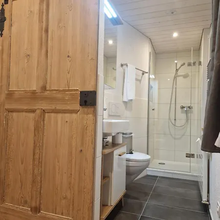 Mirchel Pintli 1, Und Restaurant فندق