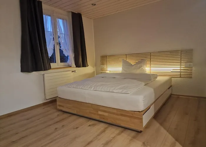 Mirchel Pintli 1, Und Restaurant Hotel